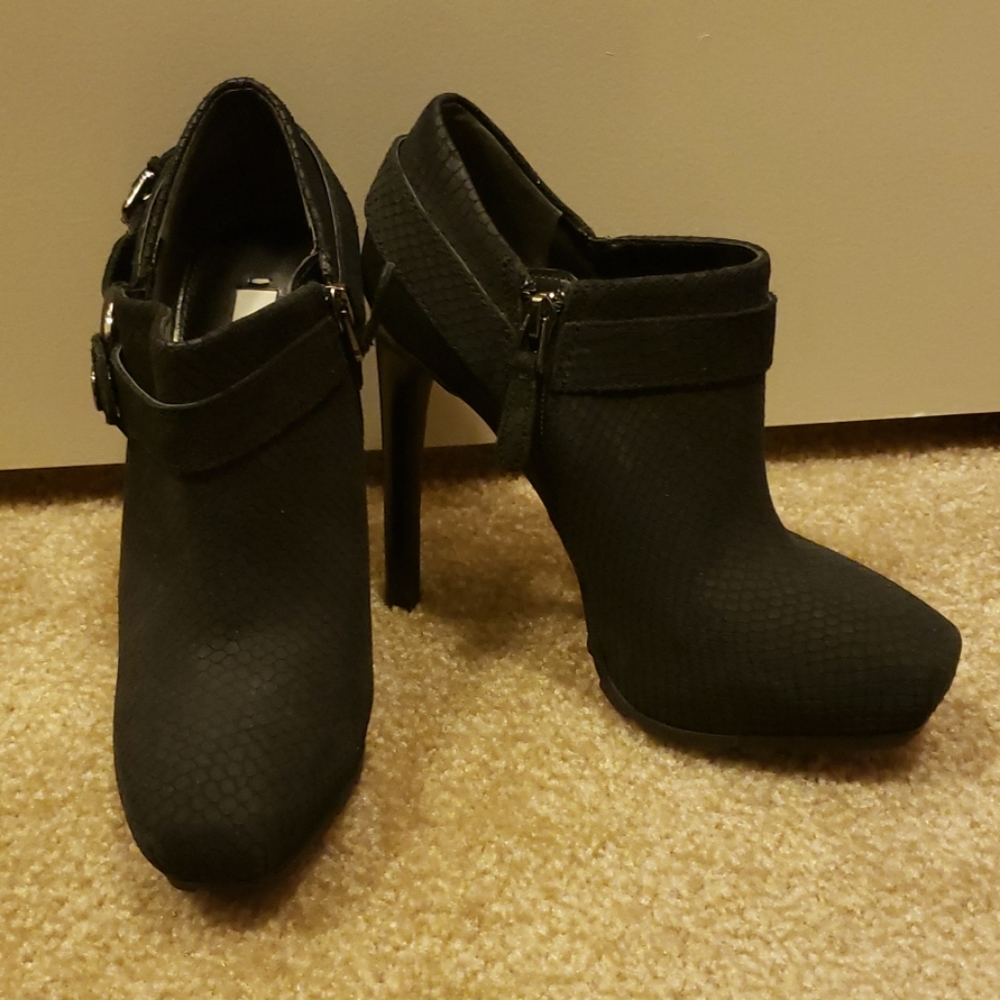 Guess booties in size 7, Style Gwieshay